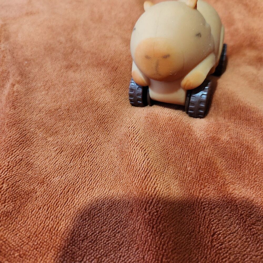 Stress Relief Squeeze Toy Car Capybara Stretchy Silicone. New - Picture 6 of 9